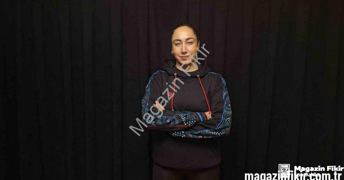 "39 km’yi 14 saatte yüzdü: Elif Berke Türkiye birincisi" başlıklı haber için fotorealistik, profesyo