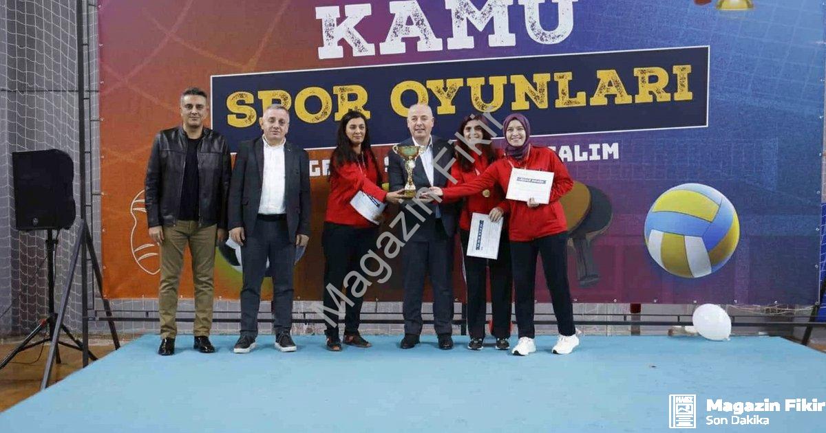 "Kamu Spor Oyunları'nda şampiyonlar kupalarını kaldırdı" başlıklı haber için fotorealistik, profesyo