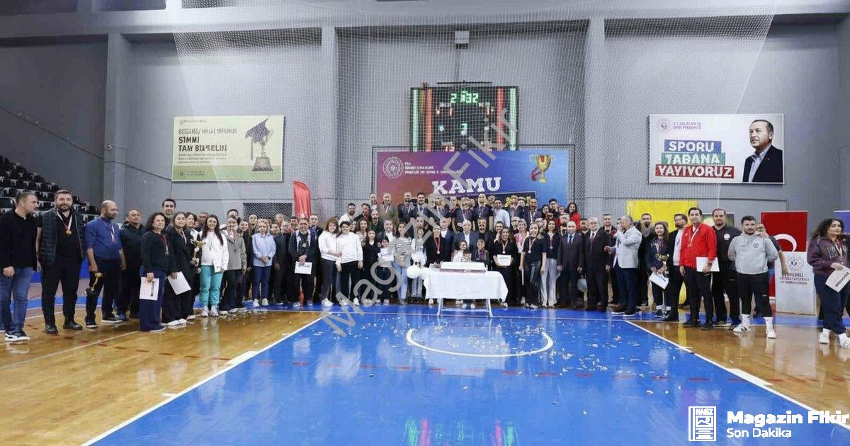 KAMU ÇALIŞANLARINI BULUŞTURAN KAMU SPOR OYUNLARI, VALİ RECEP YAZICIOĞLU SPOR SALONU’NDAKİ FİNAL MAÇLARIYLA TAMAMLANDI. TOPLAM 449 KAMU ÇALIŞANININ KATILDIĞI ORGANİZASYONDA DÖRT AYRI BRANŞTA ŞAMPİYON OLAN TAKIMLAR KUPALARINI DENİZLİ VALİSİ ÖMER FARUK COŞKUN’UN ELİNDEN ALDI.
