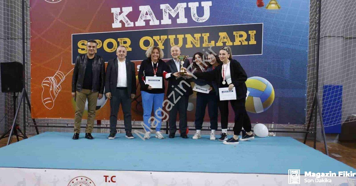 KAMU ÇALIŞANLARINI BULUŞTURAN KAMU SPOR OYUNLARI, VALİ RECEP YAZICIOĞLU SPOR SALONU’NDAKİ FİNAL MAÇLARIYLA TAMAMLANDI. TOPLAM 449 KAMU ÇALIŞANININ KATILDIĞI ORGANİZASYONDA DÖRT AYRI BRANŞTA ŞAMPİYON OLAN TAKIMLAR KUPALARINI DENİZLİ VALİSİ ÖMER FARUK COŞKUN’UN ELİNDEN ALDI.