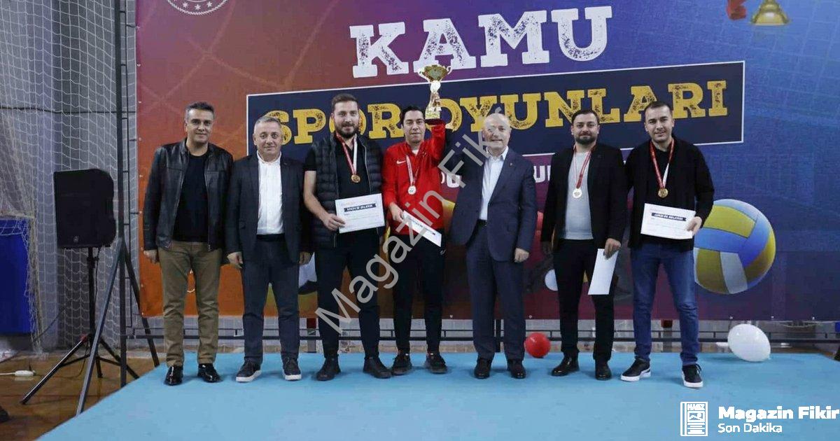 KAMU ÇALIŞANLARINI BULUŞTURAN KAMU SPOR OYUNLARI, VALİ RECEP YAZICIOĞLU SPOR SALONU’NDAKİ FİNAL MAÇLARIYLA TAMAMLANDI. TOPLAM 449 KAMU ÇALIŞANININ KATILDIĞI ORGANİZASYONDA DÖRT AYRI BRANŞTA ŞAMPİYON OLAN TAKIMLAR KUPALARINI DENİZLİ VALİSİ ÖMER FARUK COŞKUN’UN ELİNDEN ALDI.