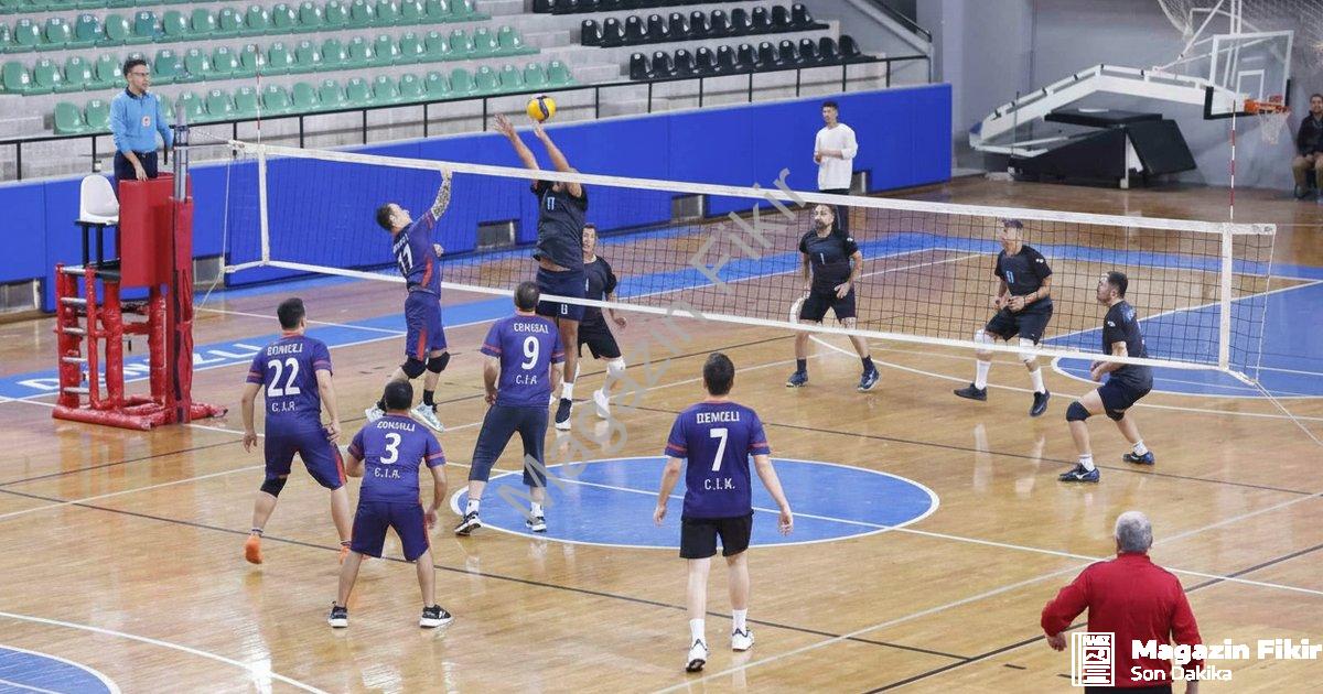 KAMU ÇALIŞANLARINI BULUŞTURAN KAMU SPOR OYUNLARI, VALİ RECEP YAZICIOĞLU SPOR SALONU’NDAKİ FİNAL MAÇLARIYLA TAMAMLANDI. TOPLAM 449 KAMU ÇALIŞANININ KATILDIĞI ORGANİZASYONDA DÖRT AYRI BRANŞTA ŞAMPİYON OLAN TAKIMLAR KUPALARINI DENİZLİ VALİSİ ÖMER FARUK COŞKUN’UN ELİNDEN ALDI.