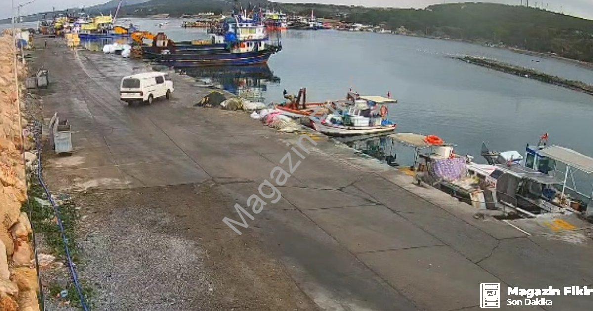 "Didim'de Yürekleri Ağza Getiren Kaza: Otomobil Denize Gömüldü" başlıklı haber için fotorealistik, p