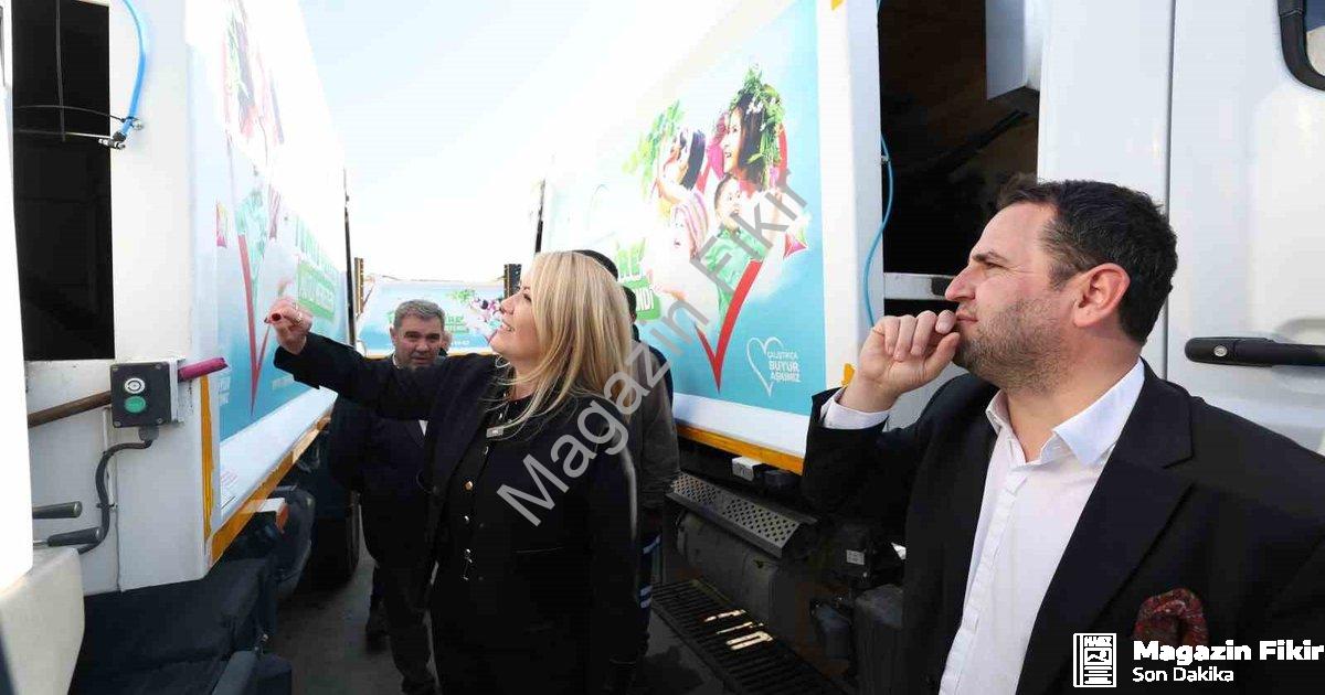 "Merkezefendi'de Kötü Koku Tarih Oluyor: Çöp Kamyonları Çiçek Açtı" başlıklı haber için fotorealisti