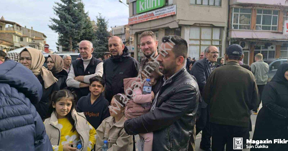 "Şuhut'ta Duygusal Veda: Umre Kafilesi Dualarla Kutsal Topraklara Uğurlandı" başlıklı haber için fot