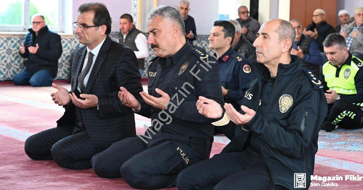 "Şehit Polis Ali Barut İçin Salihli’de Duygusal Veda: Dualarla Anıldı" başlıklı haber için fotoreali