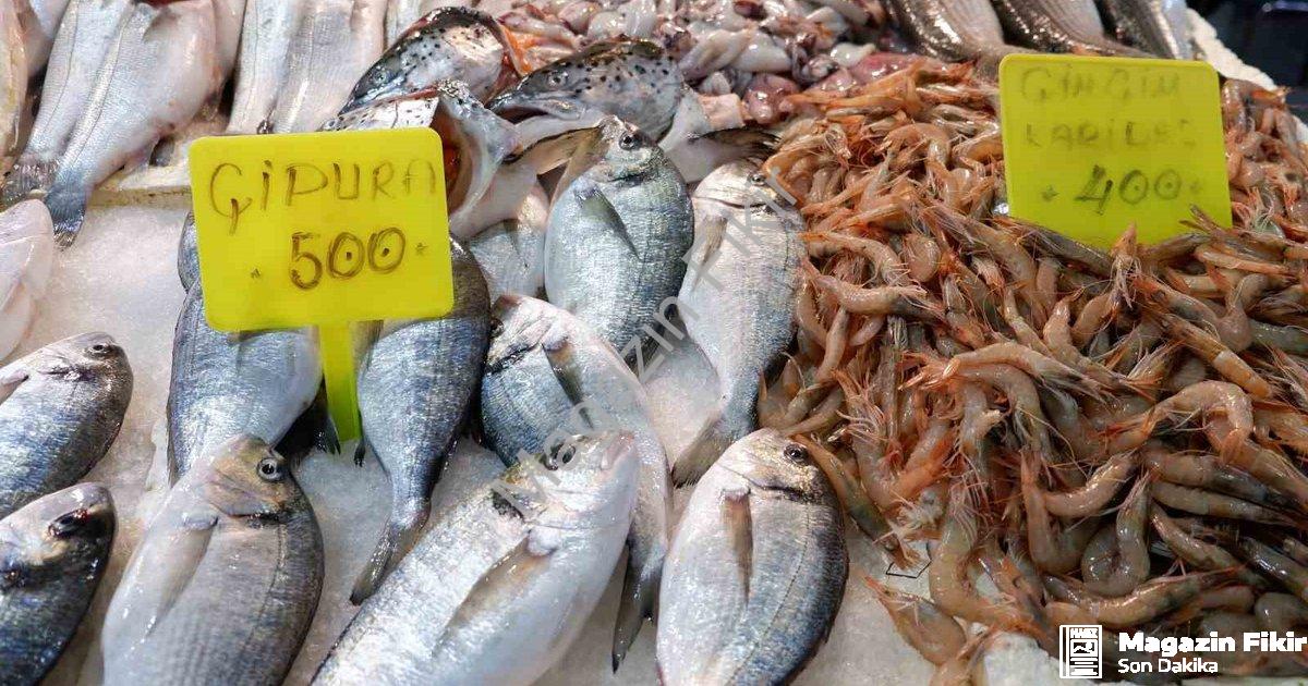 "Foça Balık Hali’nde Kış Bereketi: Sardalya ve Uskumru Revaçta" başlıklı haber için fotorealistik, p