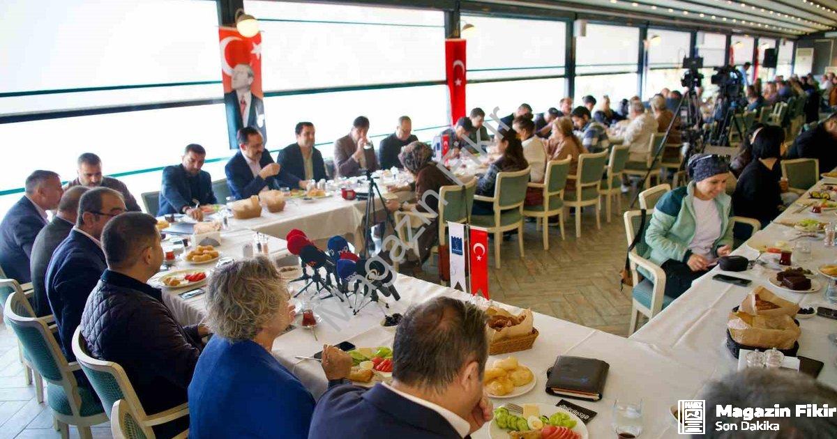 "Kuşadası'na Bütçe Şoku: Başkandan Turizm Yatırımı Sitemi" başlıklı haber için fotorealistik, profes