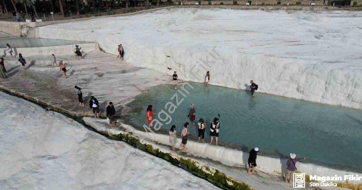 "Pamukkale Asyalı Turistlerin Gözdesi: Beyaz Cennet Dolup Taşıyor" başlıklı haber için fotorealistik