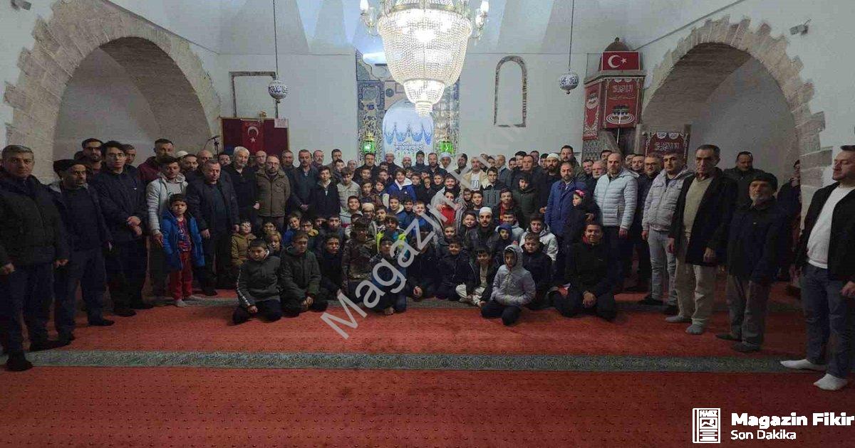 "Kütahya'da Gençler Secdede Buluştu: Vali'den Unutulmaz Mesajlar" başlıklı haber için fotorealistik,