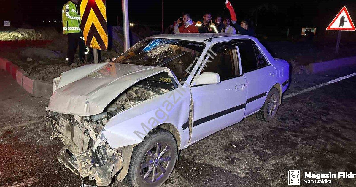 "Uşak'ta Kavşak Dehşeti: Aralarında Bebek de Var! Tam 10 Yaralı" başlıklı haber için fotorealistik,