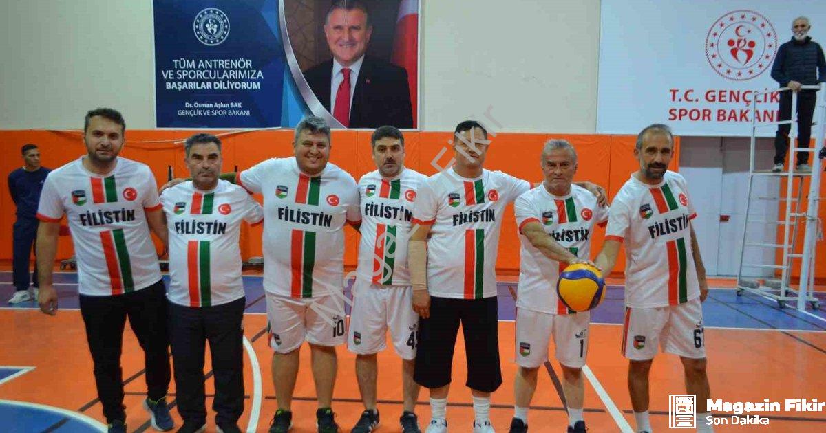 "Selendi'de Anlamlı Şampiyonluk: Öğretmenler Kupayı Gazze'ye Armağan Etti" başlıklı haber için fotor