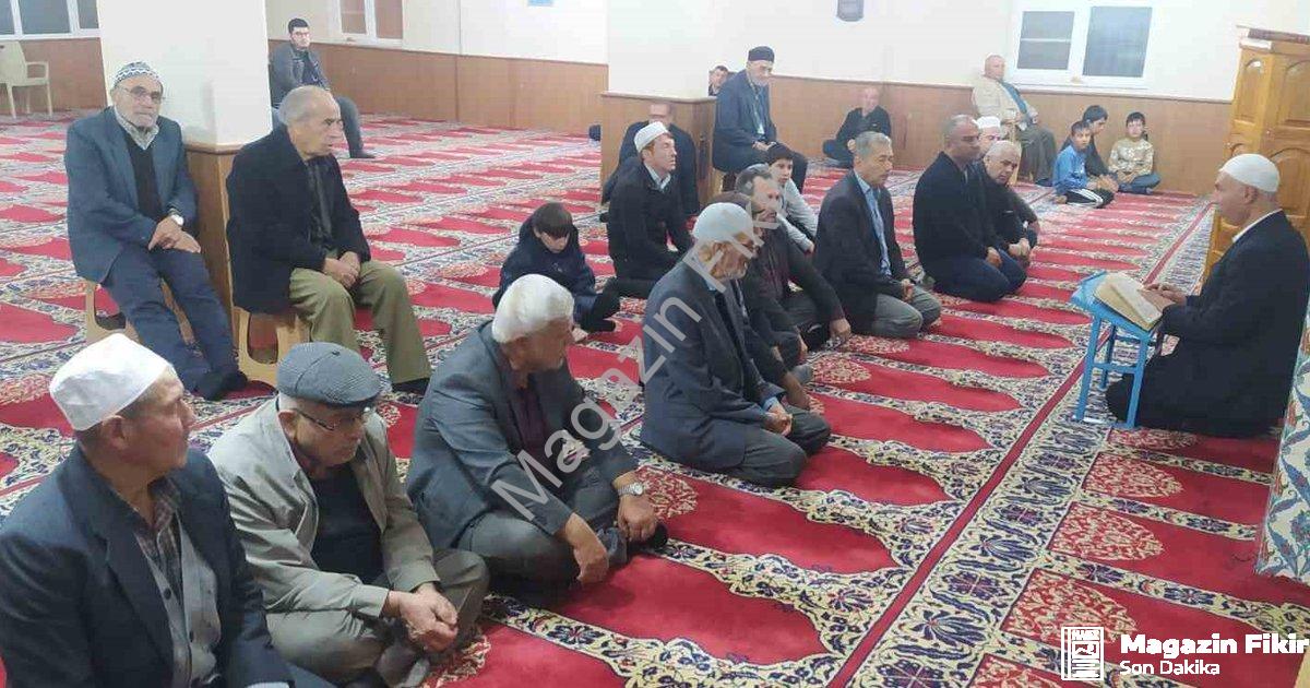 "Mutaflar Camii'nde Sabah Namazı: Maneviyat ve Birlik Buluşması" başlıklı haber için fotorealistik,