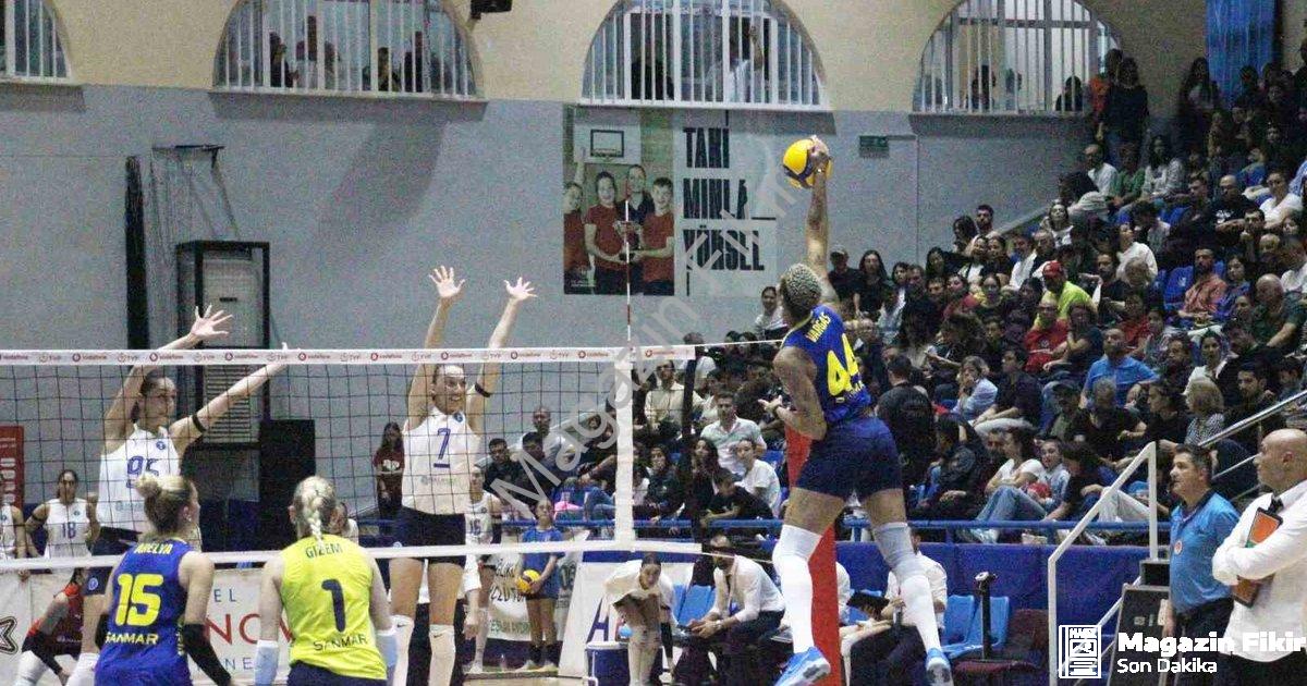 "Fenerbahçe Aydın Deplasmanından Zorlu Bir Galibiyet Çıkardı: 3-1" başlıklı haber için fotorealistik