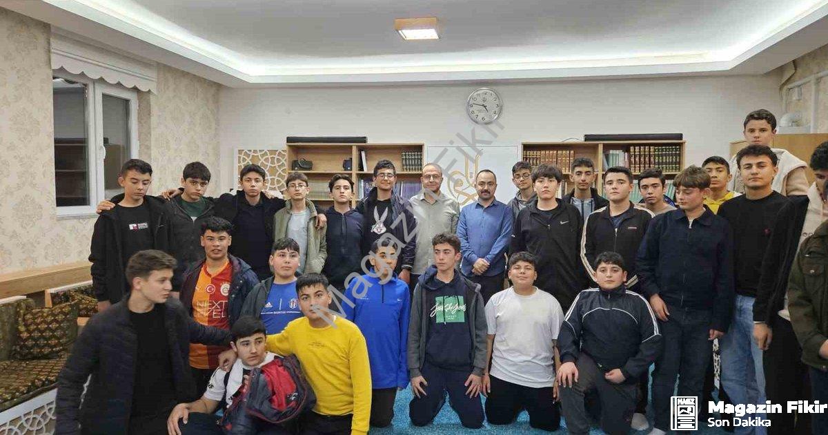 "Emirdağ'da Gençlik Buluşması: Fen Lisesi Öğrencileri Bir Araya Geldi" başlıklı haber için fotoreali