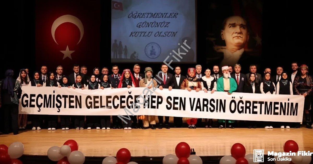 "Kütahya'da Öğretmenler Günü Neşeyle Kutlandı" başlıklı haber için fotorealistik, profesyonel bir ha