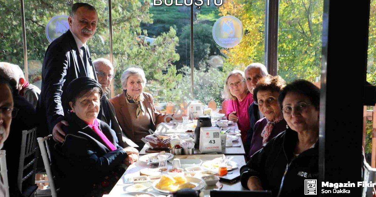 "Yunusemre Belediye Başkanı Öğretmenlerle Buluştu" başlıklı haber için fotorealistik, profesyonel bi
