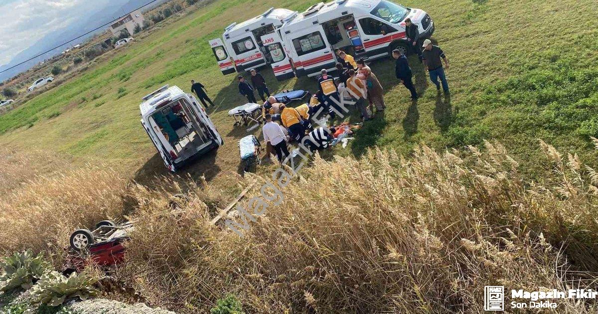 "Manisa'da Otomobil Tarlaya Devrildi: 5 Yaralı Arasında Bebek de Var" başlıklı haber için fotorealis