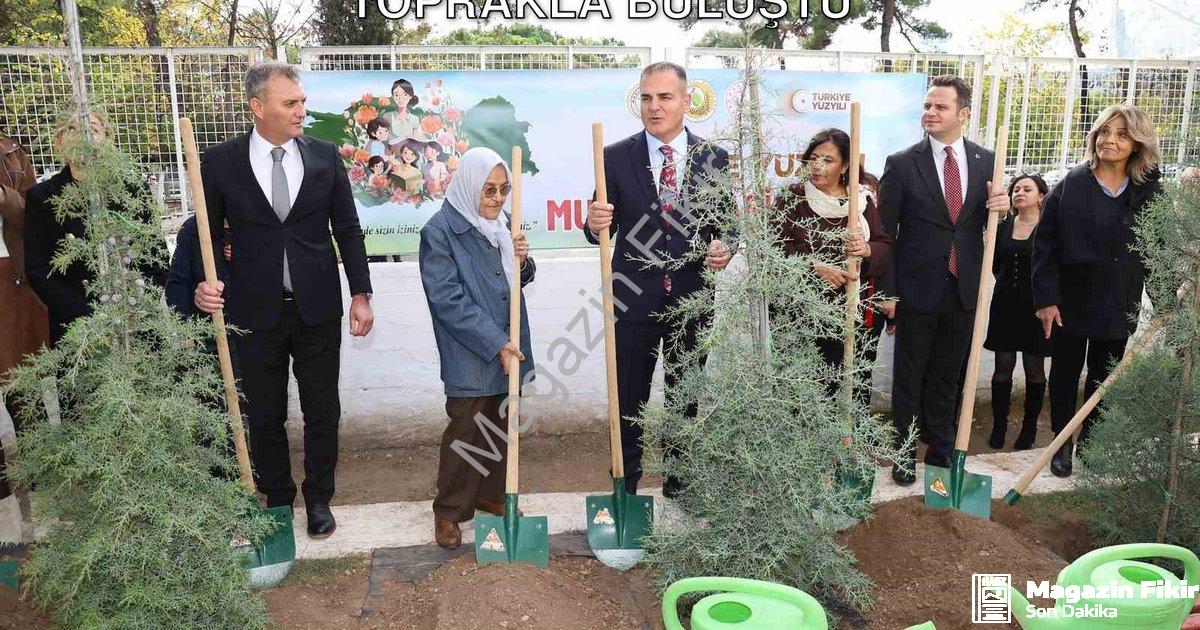 "Muğla'da 16.453 Fidan Öğretmenler İçin Toprakla Buluştu" başlıklı haber için fotorealistik, profesy