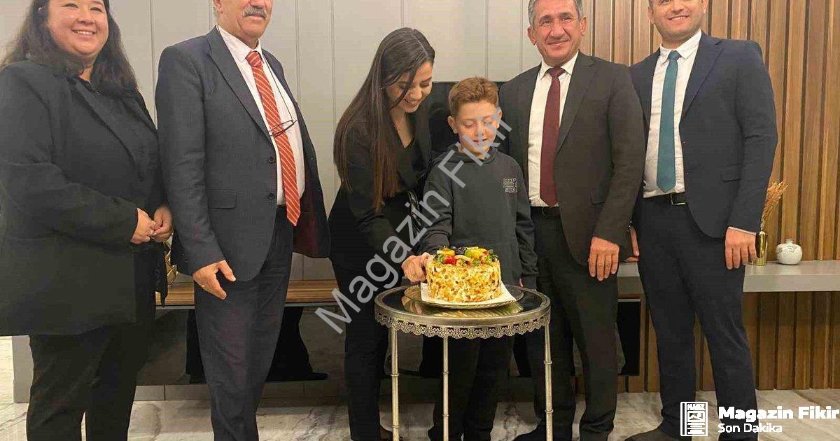 "Menteşe'de Öğretmenlere Özel ve Çifte Kutlama" başlıklı haber için fotorealistik, profesyonel bir h