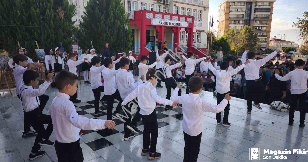 "Nazilli’de Öğretmenler Günü Coşkusu Zeybekle Taçlandı" başlıklı haber için fotorealistik, profesyon