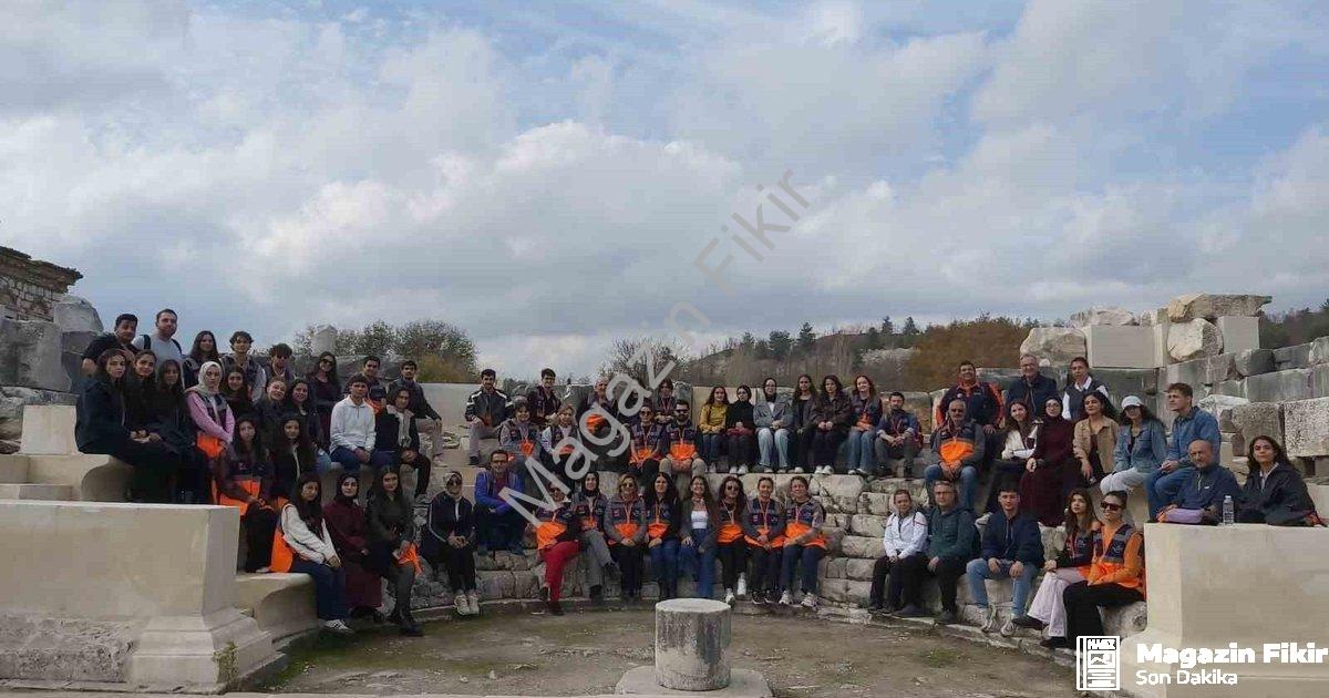 "AFAD gönüllüleri Stratonikeia’da tarihle buluştu" başlıklı haber için fotorealistik, profesyonel bi