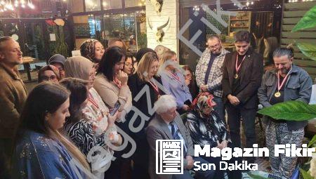 Eski öğrencilerden emekli öğretmene duygulandıran buluşma