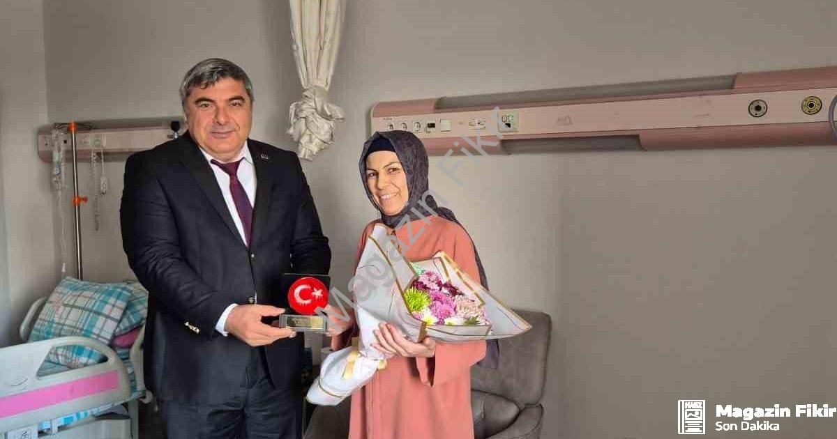 "24 Kasım’da Hastanede Olan Öğretmene Duygulandıran Ziyaret" başlıklı haber için fotorealistik, prof