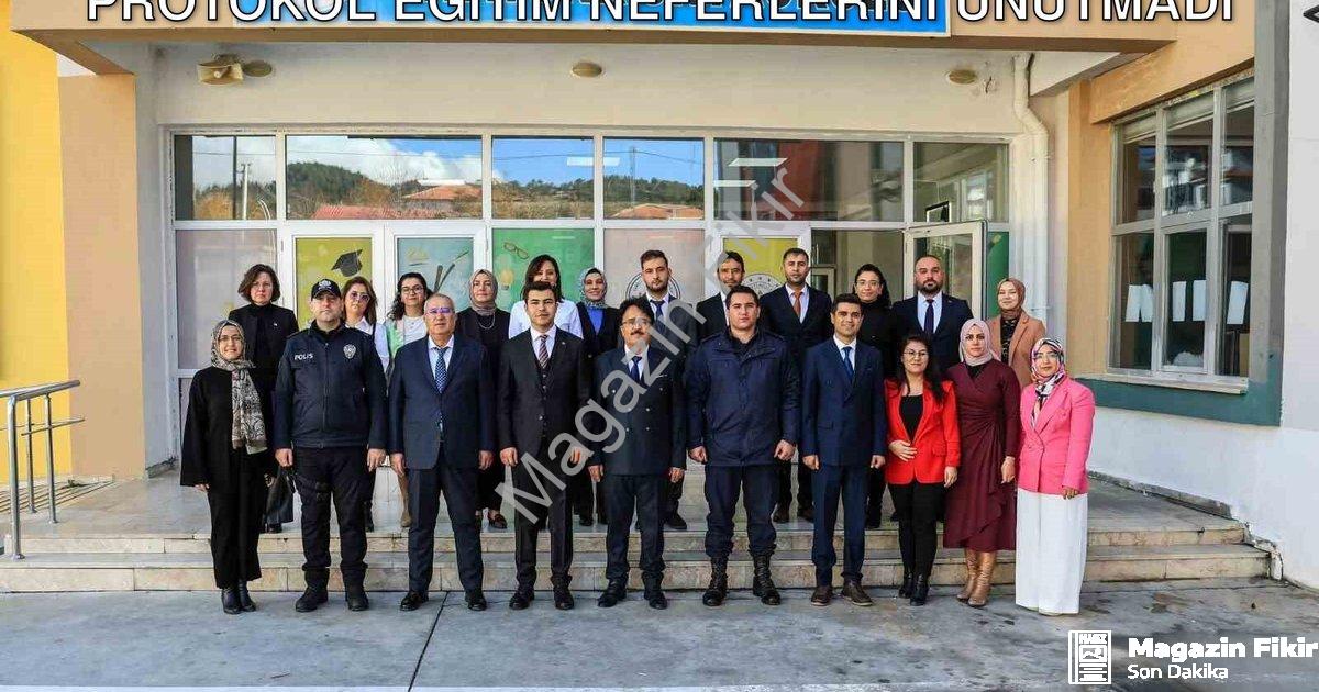 "Çameli'de Öğretmenler Günü Coşkusu: Protokol Eğitim Neferlerini Unutmadı" başlıklı haber için fotor
