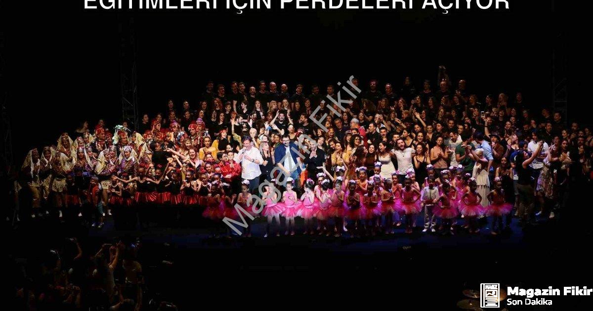 "Folkart Academy 2025-2026 Tiyatro Eğitimleri İçin Perdeleri Açıyor" başlıklı haber için fotorealist